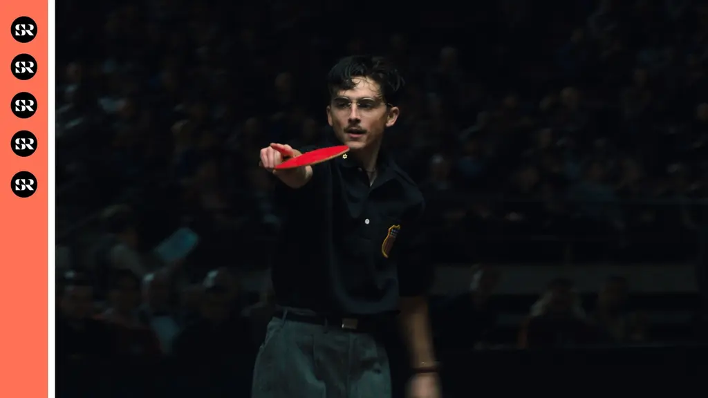 Timothée Chalamet spelar pingis i huvudrollen i filmen "Marty Supreme". Bety: Fem av fem.