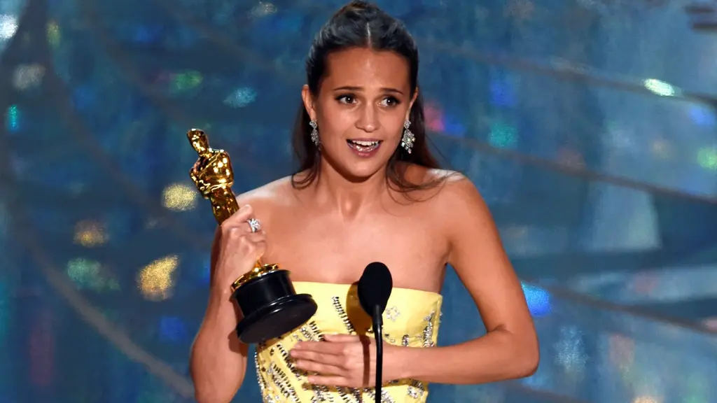 Alicia Vikander oo gacanta ku haysa billadii oskar-ka