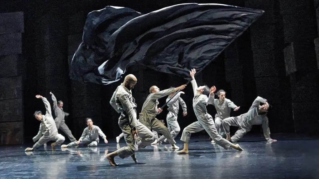 Scen ur dansverket Au revoir av Honji Wang och Sébastien Ramirez på Göteborgsoperan mars -april 2020