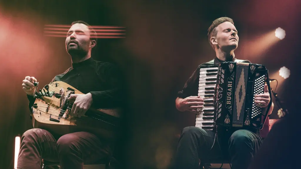 Johannes Geworkian Hellman och LarsEmil Öjeberget på scen med dragspel och vevlira.
