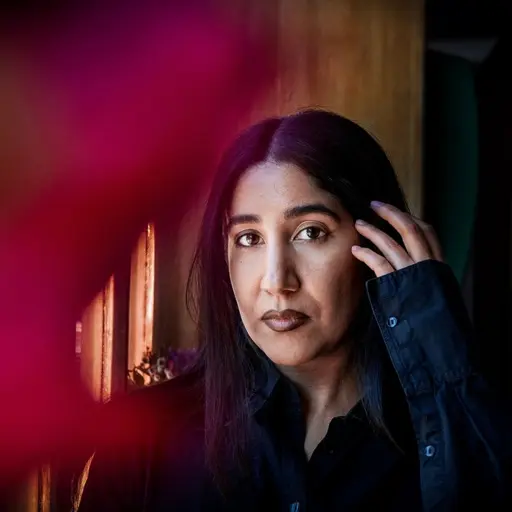 Författaren Leila Inanna Sultan tittar in i kameran.
