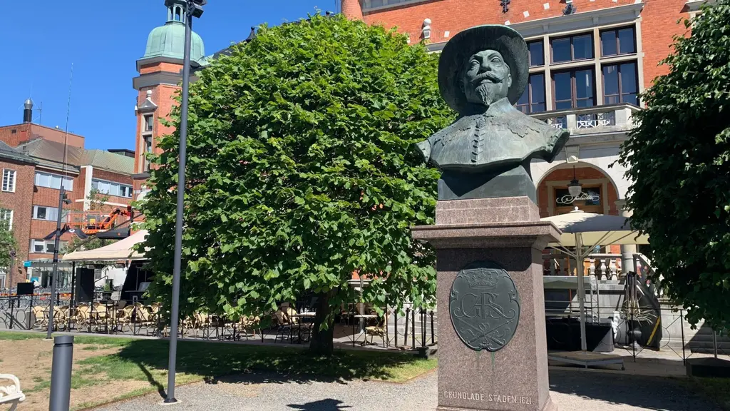 Staty i halvfigur i stadsmiljö