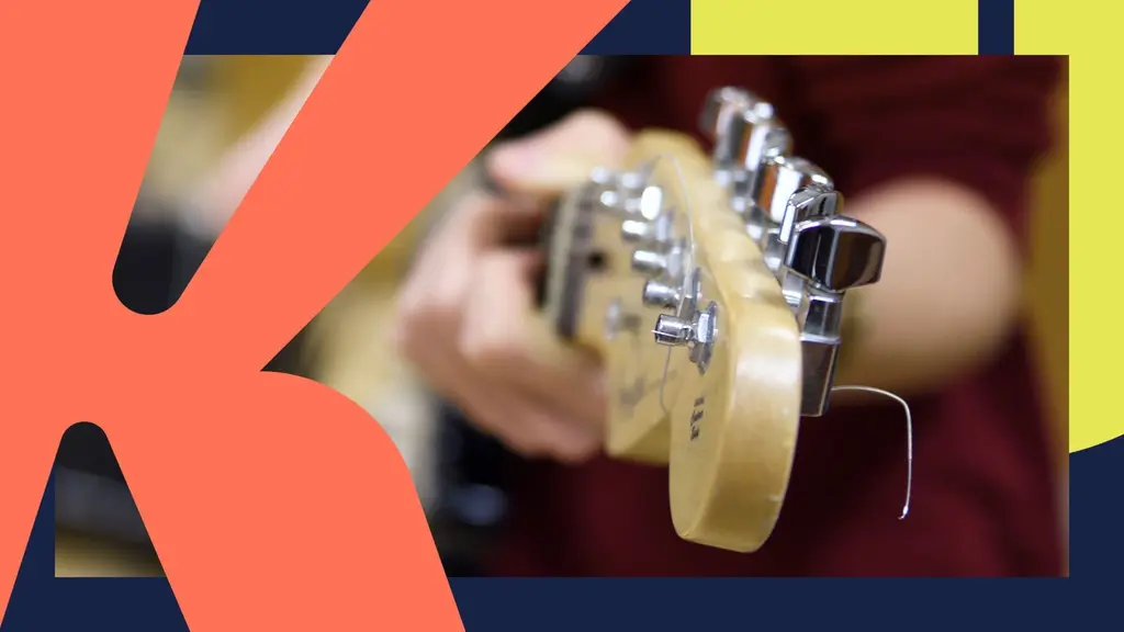 En närbild av en gitarrhals med fokus på stämskruvarna. Bakgrunden är suddig med en person i rörelse. Bilden har grafiska element i färgerna orange, gul och blå som ramar in motivet.
