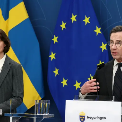 Sara Mazur, verkställande ledamot i Knut och Alice Wallenbergs Stiftelse, och statsminister Ulf Kristersson (M), under en pressträff om nyheter på AI-området.