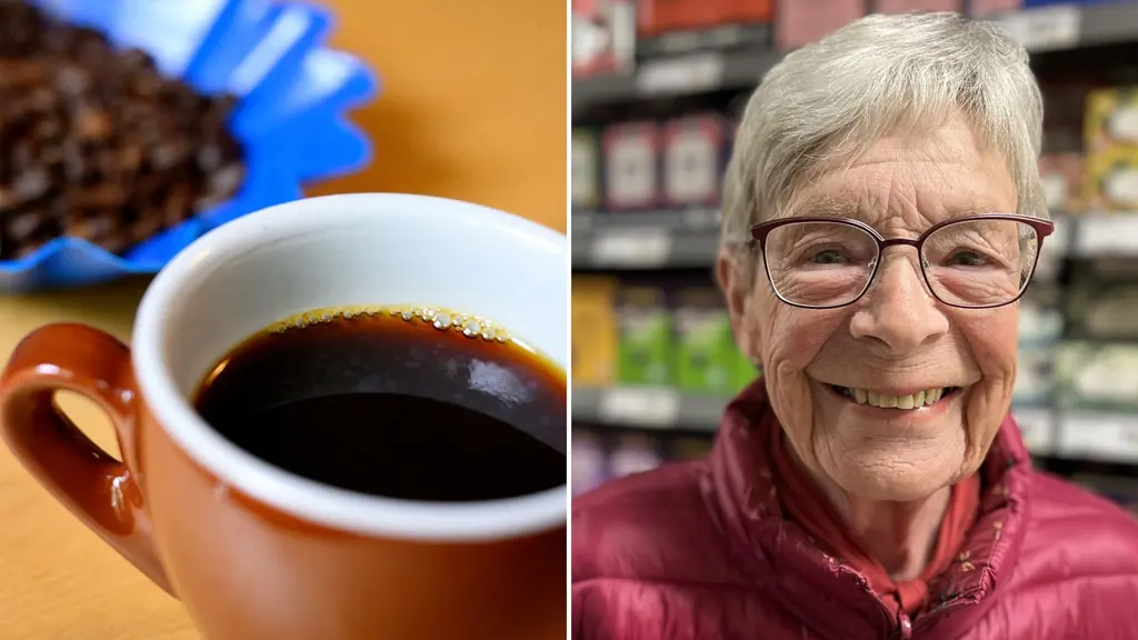 Bildens vänstra sida visar en brun kaffekopp med svart kaffe och kaffebönor i bakgrunden. Den högra sidan visar en person med grått hår och rosa jacka framför en butikshylla. Ansiktet är pixlat.