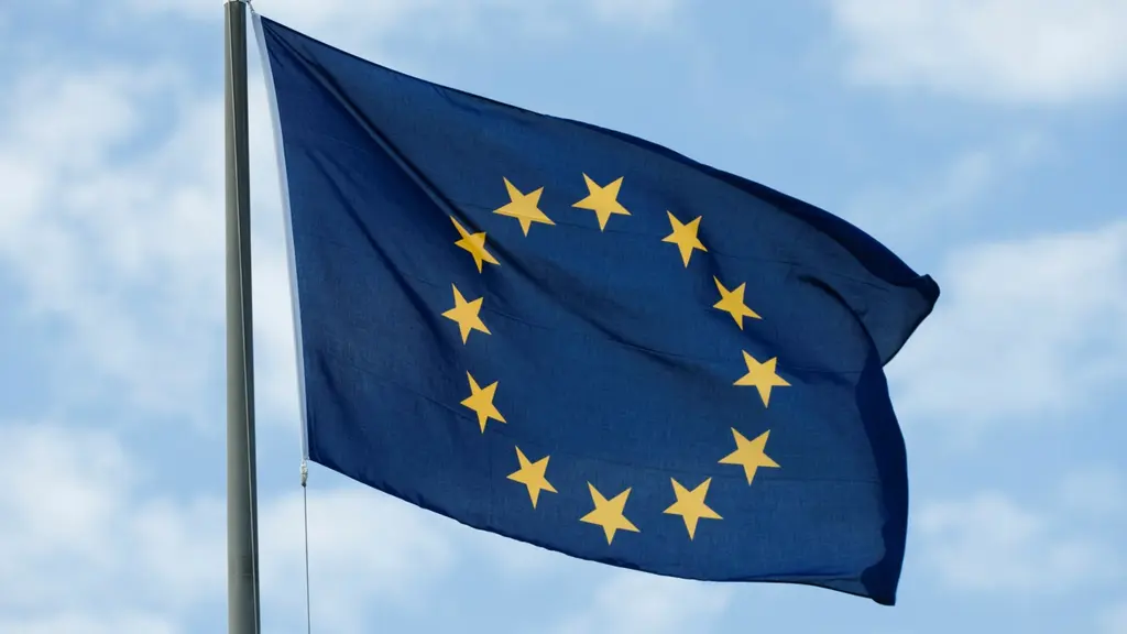 Europeiska Unionens flagga vajar i vinden.