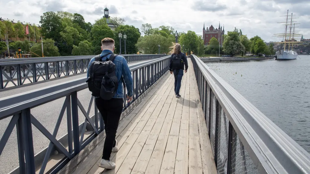 två personer går på en bro