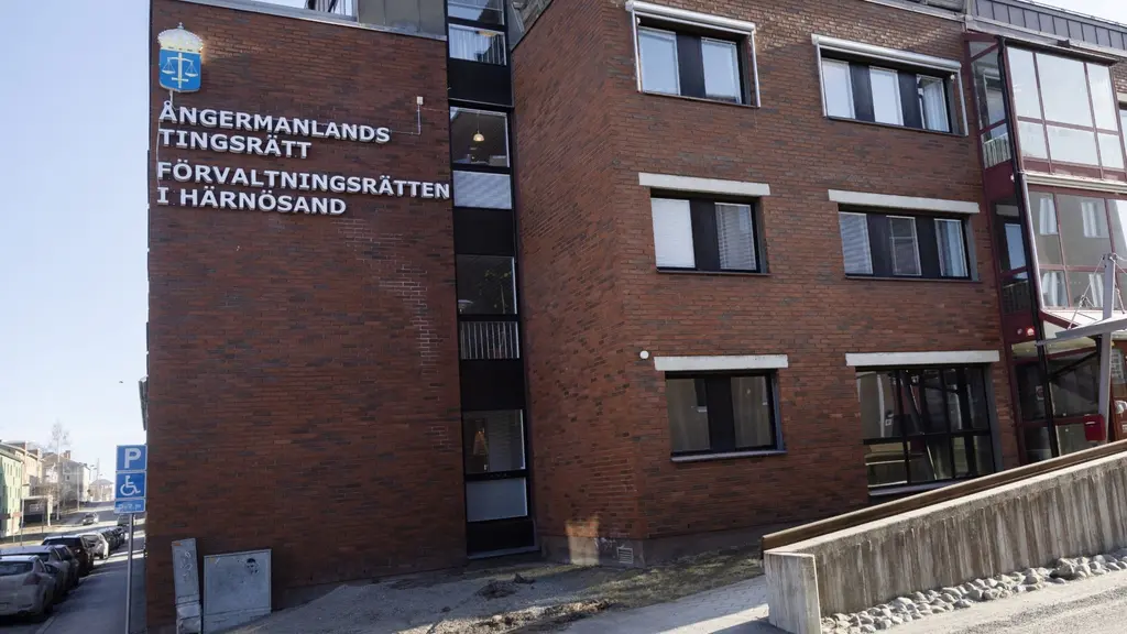 Ångermanlands tingsrätt i Härnösand, tegelbyggnad med domstolsskylt vid entrén. Här hålls huvudförhandling i målet om olaga förföljelse av skidstjärnan Frida Karlsson.