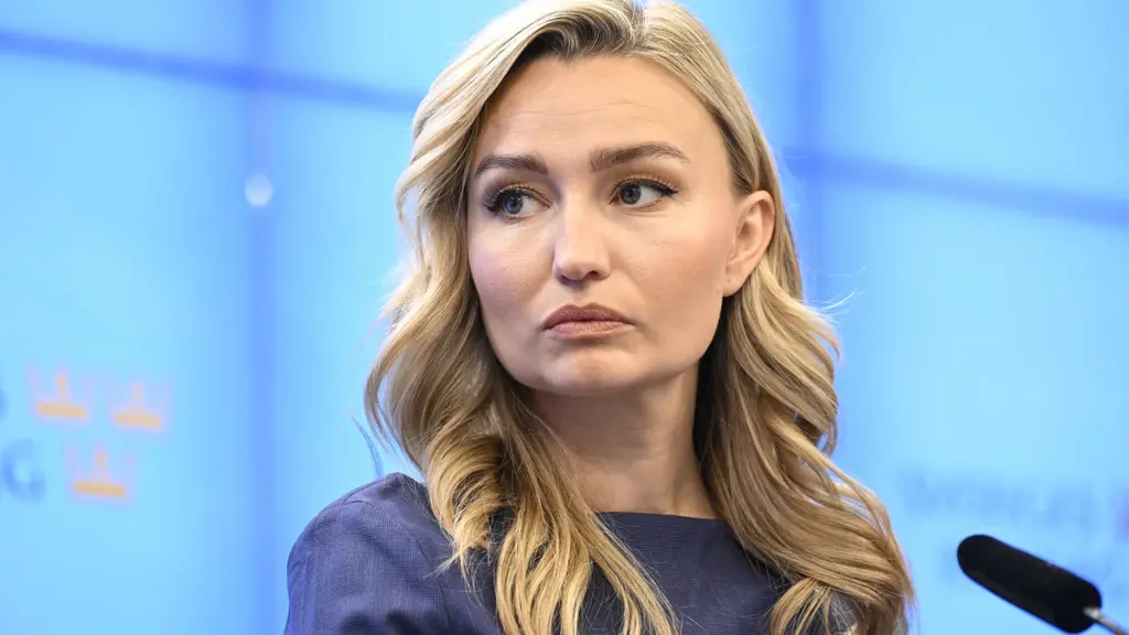 Ebba Busch under Kristdemokraternas pressträff i Stockholm om reformerad förvaltningsmodell och myndighetskultur, framför blå bakgrund och mikrofon.
