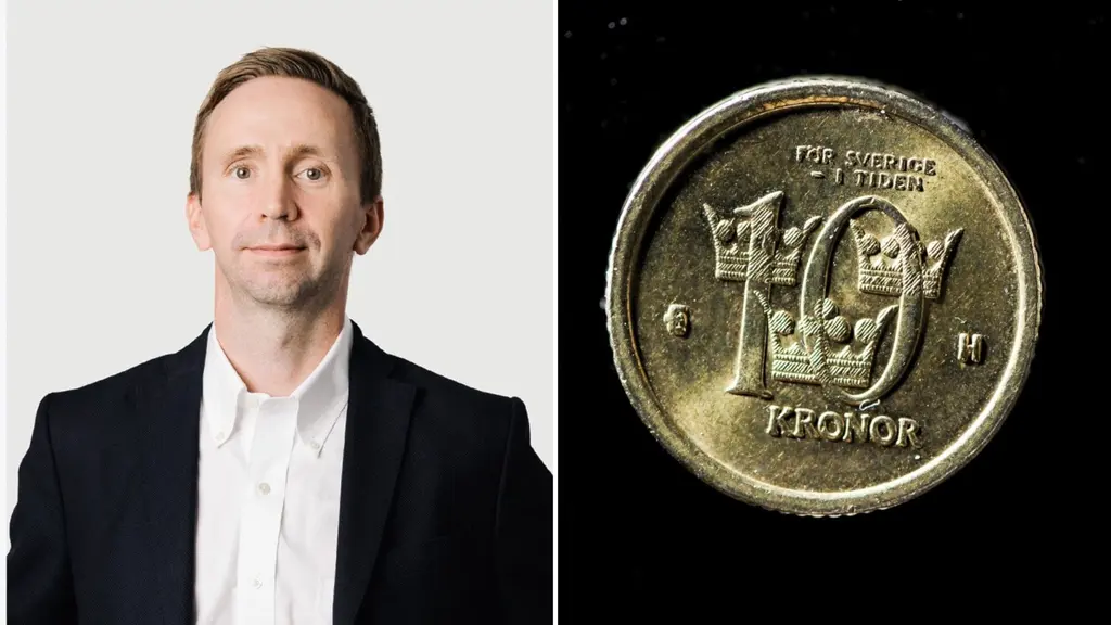 Bildmontage som visar en man i kostym till vänster och en svensk tiokrona i närbild till höger. Myntet är guldigt med texten '10 kronor' och en kungakrona ovanför siffran.