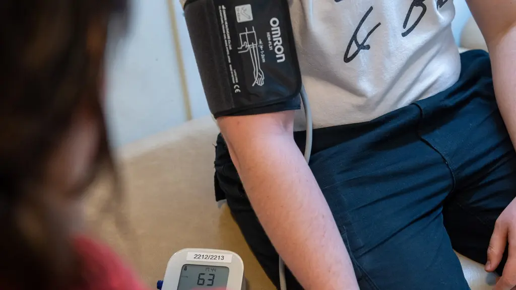 en person mäter sitt blodtryck