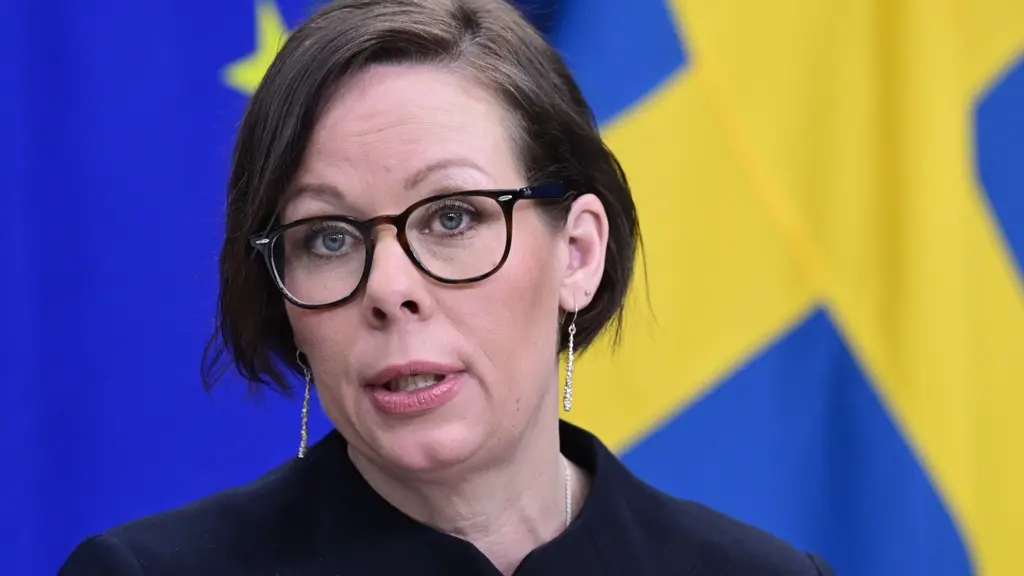 Utrikesminister Maria Malmer Stenegard håller pressbriefing om UD:s konsulära arbete, med EU- och svenska flaggor i bakgrunden.