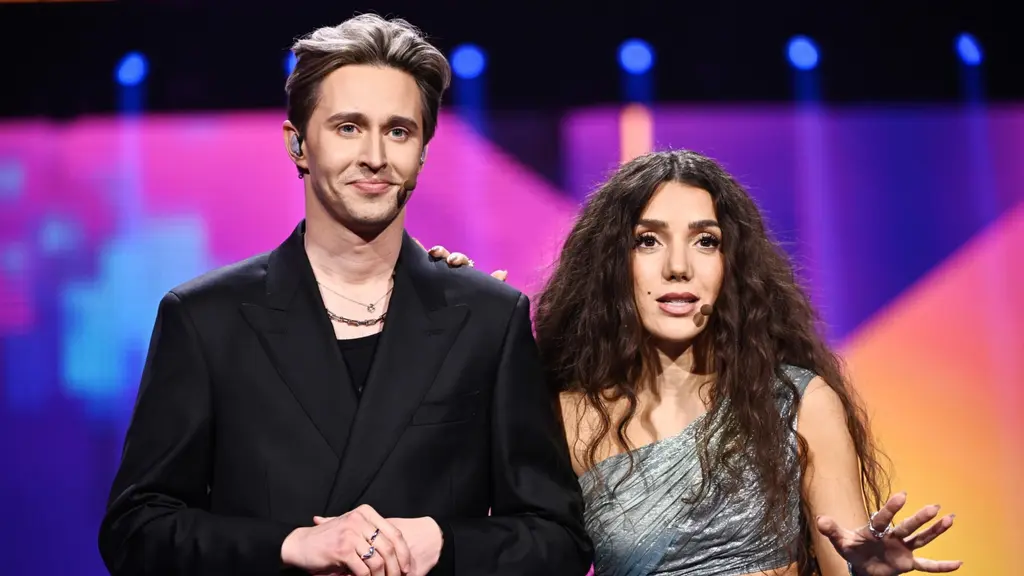 Programledarna Hampus Nessvold och Gina Dirawi under ett genrep inför deltävling 1 av Melodifestivalen 2026 i Saab arena i Linköping.