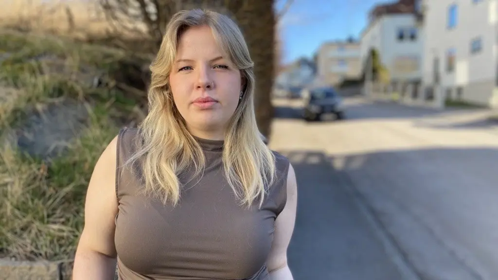 Mathilda Luks står på en trottoar och tittar in i kameran. 