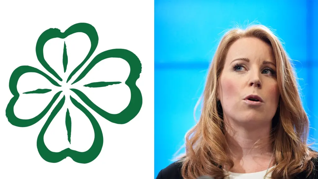 På fotot syns Centerpartiets ledare Annie Lööf och partisymbolen som är en en fyrklöver.