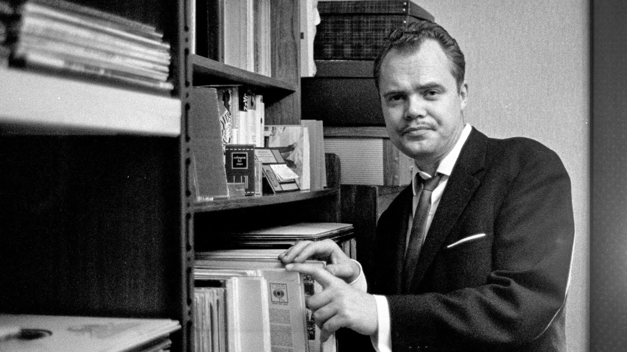 Leif Anderson bläddrar bland sina skivor