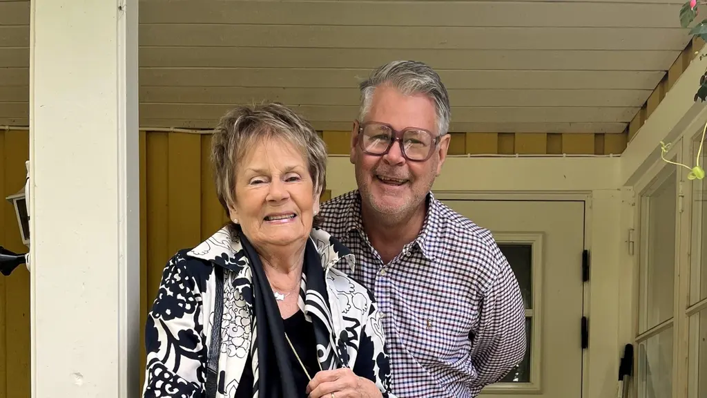 Till vänster står Towa Carson och till höger Micke Cederberg. Båda ler och Micke bär stora glasögon.