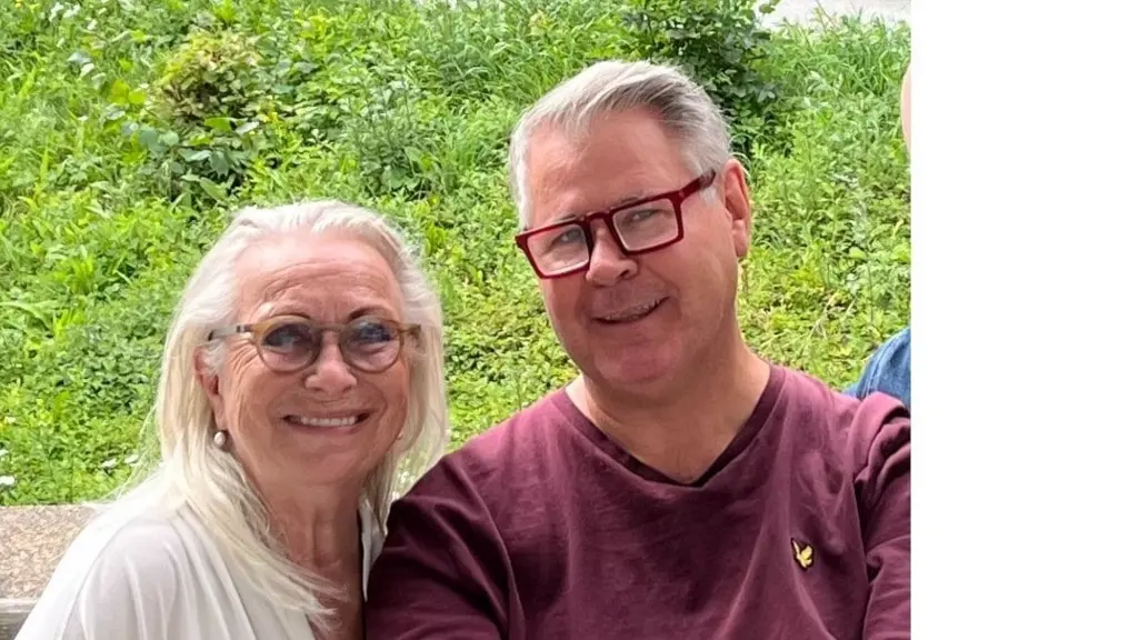 Marie Bergman och Micke Cederberg ler mot kameran. Båda bär glasögon.