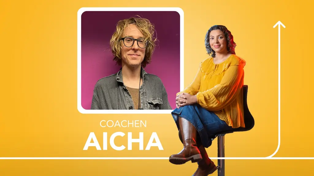 Aicha Gaye, Coachen Aicha sitter på en barstol bredvid en bild av veckans gäst Love Antell vars bild är inramad bredvid henne.