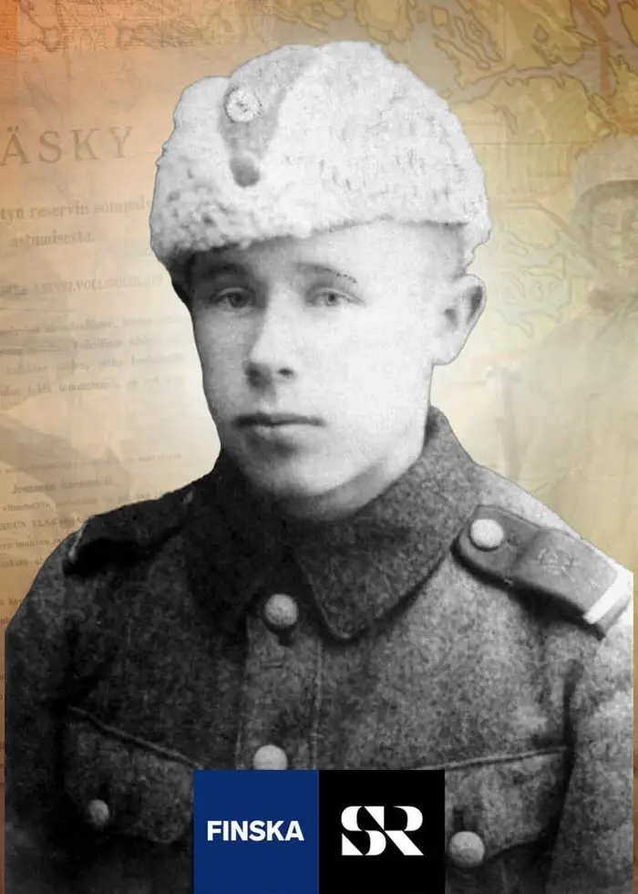 Kuvassa portretti nuoresta Simo Häyhästä, joka katsoo kameraan.