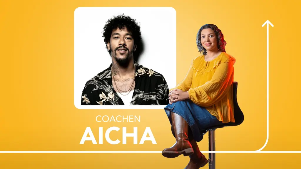 Aicha Gaye, Coachen Aicha sitter på en barstol bredvid en bild av veckans gäst Näääk Matar Henrikki Samba vars bild är inramad bredvid henne.