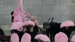 Lady Gaga uppträder på öppnings cermonin av OS i Paris 2024.