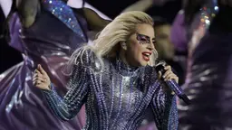 Lady Gaga uppträder i halvtidsshowen på NFL Super Bowl 2017.