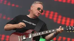 Bernard Sumner från New Order uppträder på Lollapalooza i Chicago 2013.