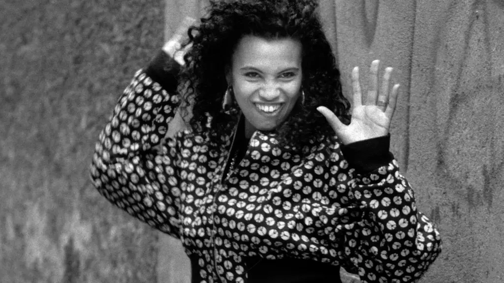 Sångerskan Neneh Cherry på tillfälligt besök i Stockholm. Cherry är sedan åtta år bosatt i London och ligger just nu högt på musikvärldens topplistor med debutsingeln "Buffalo Stance".
