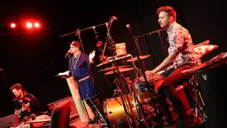 Ánndaris Rimpi tillsammans med Jakop Janssønn (slagverk) och Viktor Wilhelmsen (gitarr).