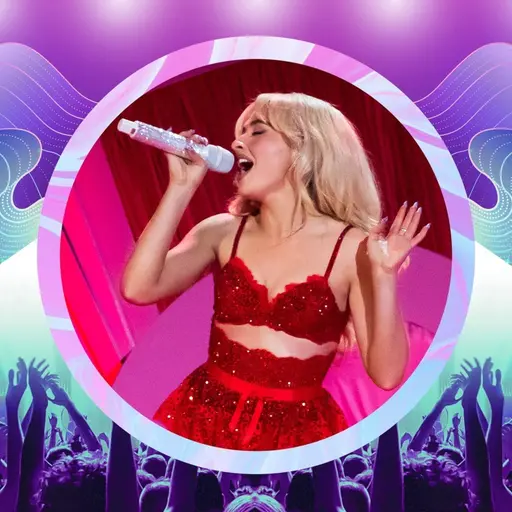 Sabrina Carpenter, klädd i röda glittriga underkläder, sjunger i en mikrofon.