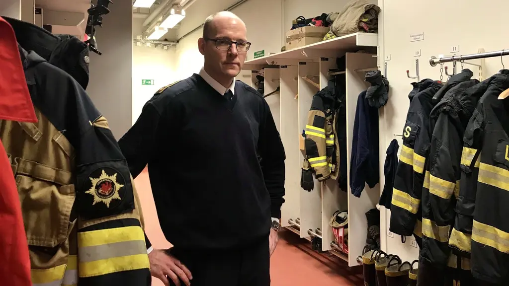 Anders står i omklädningsrum.