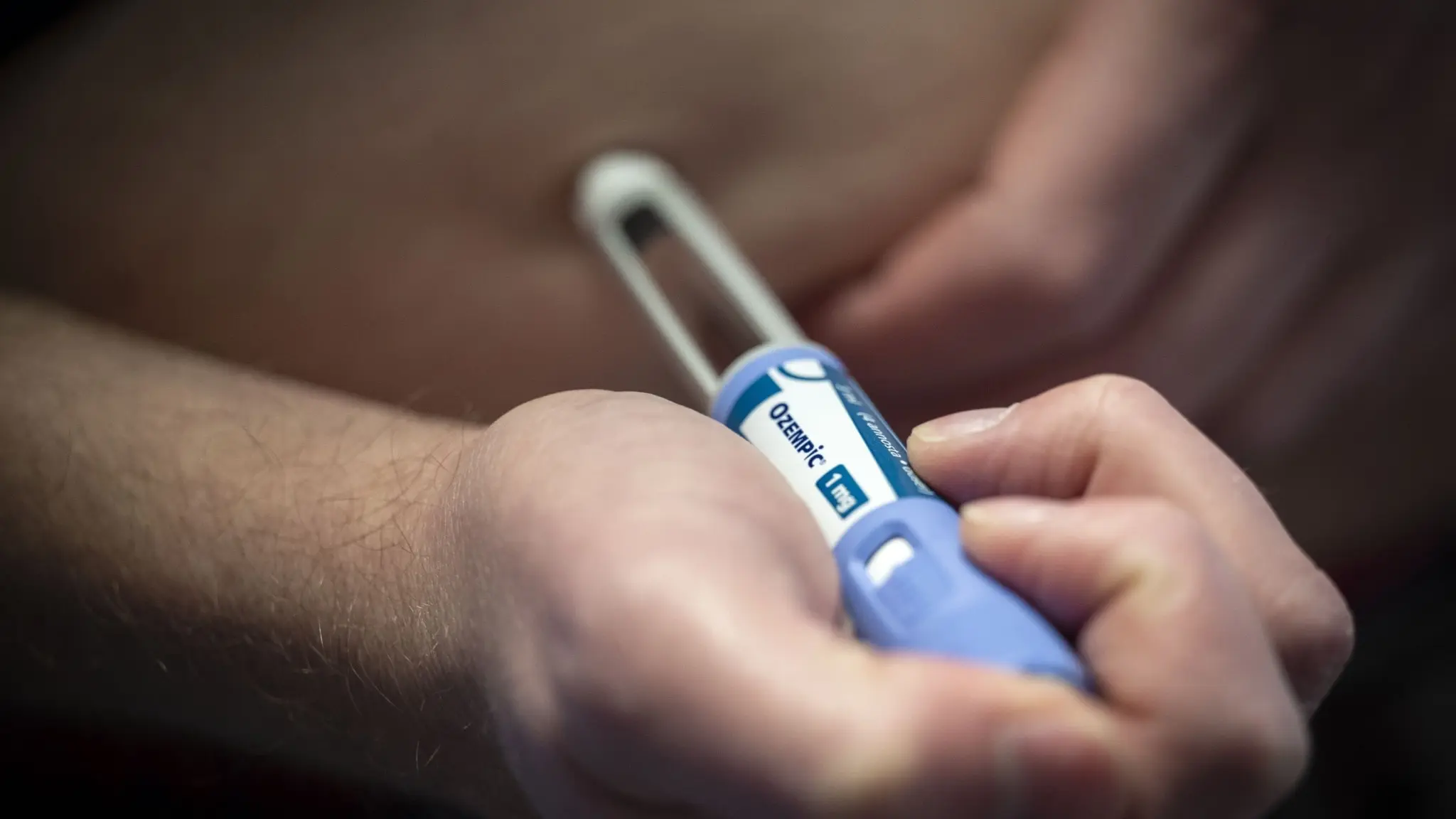 Bild på person som tar Ozempic. 