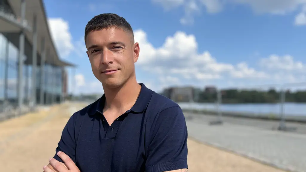 Kristoffer Peterson tittar mot kameran.