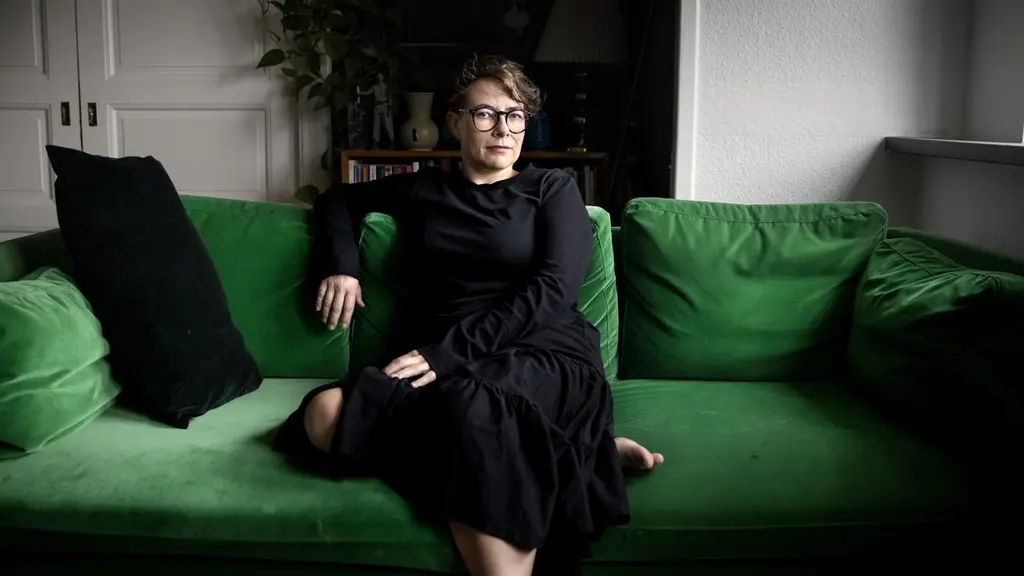 Kvinna i en soffa.