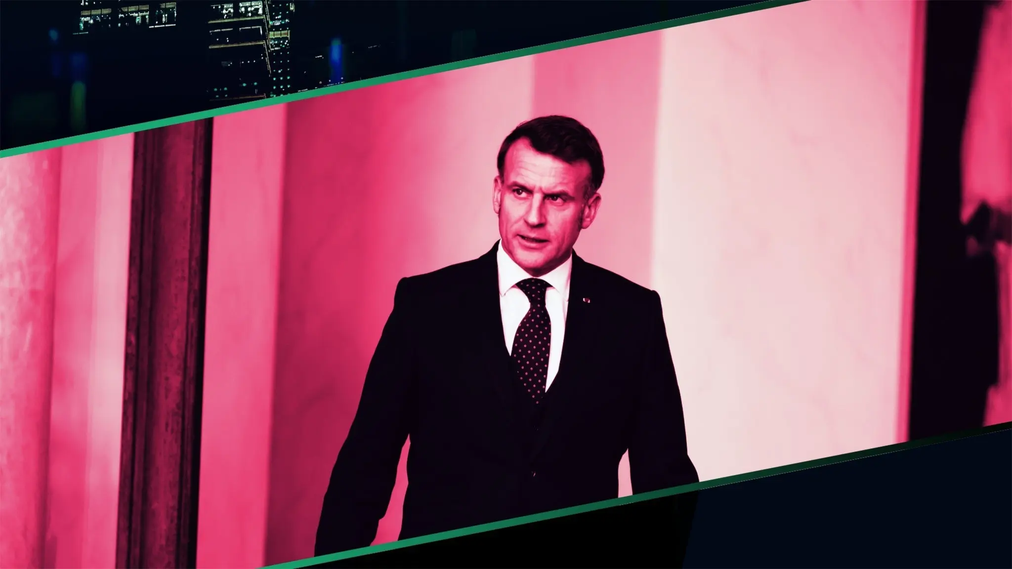 Macron utanför Elyséepalatset. 