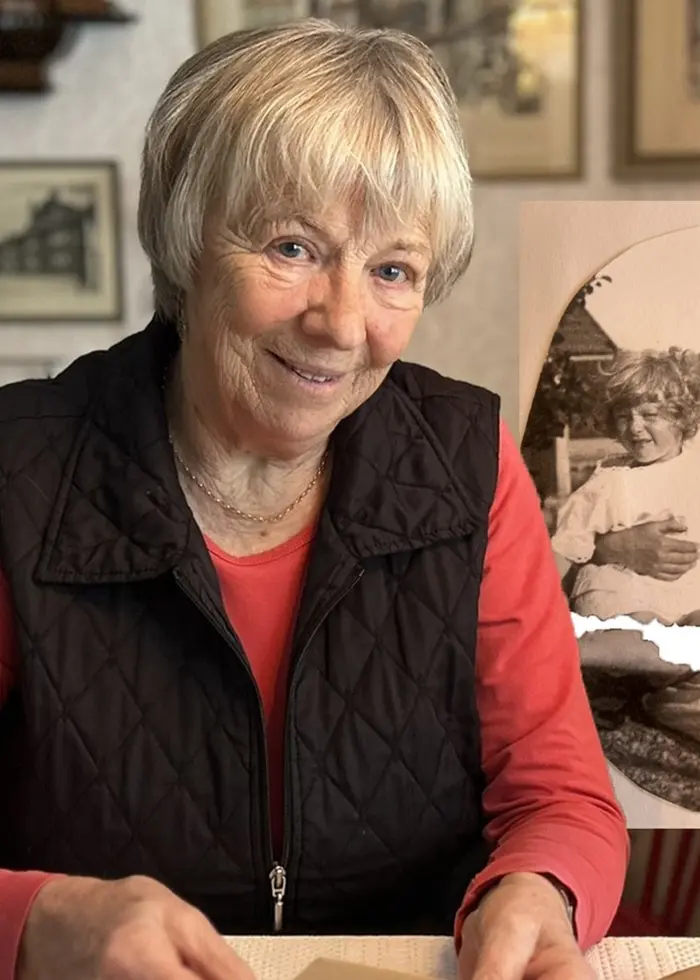 Inger bredvid bilden av sin bror och sin mamma.