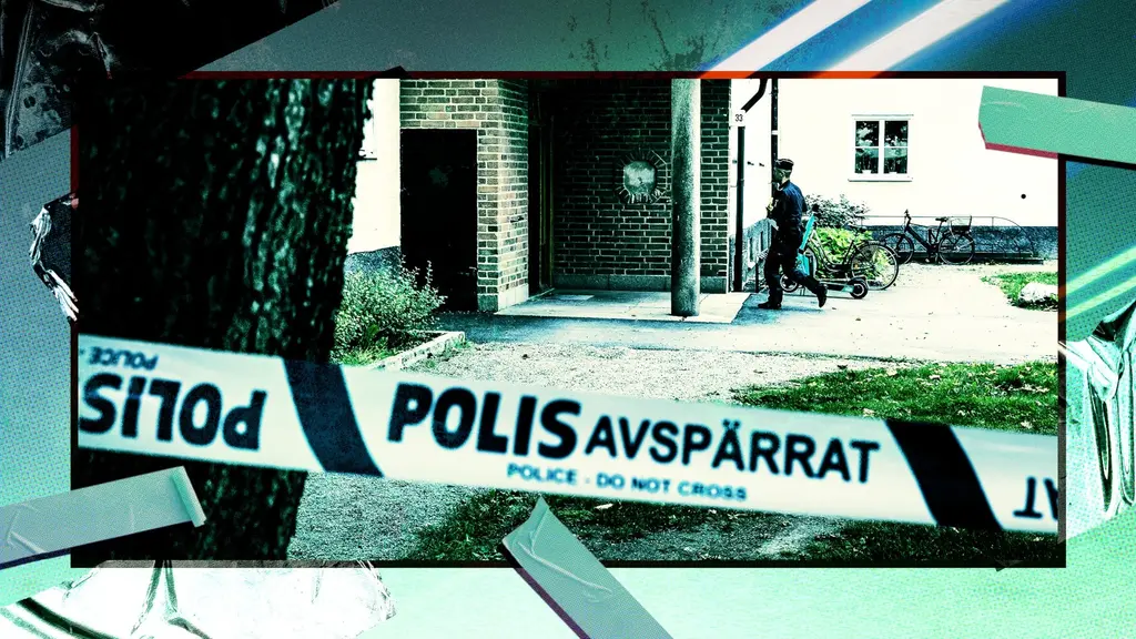 I förgrunden polisavspärrningsband framför entré till flerafamiljshus i tegel och vit puts, polis i uniform gående mot entrén.