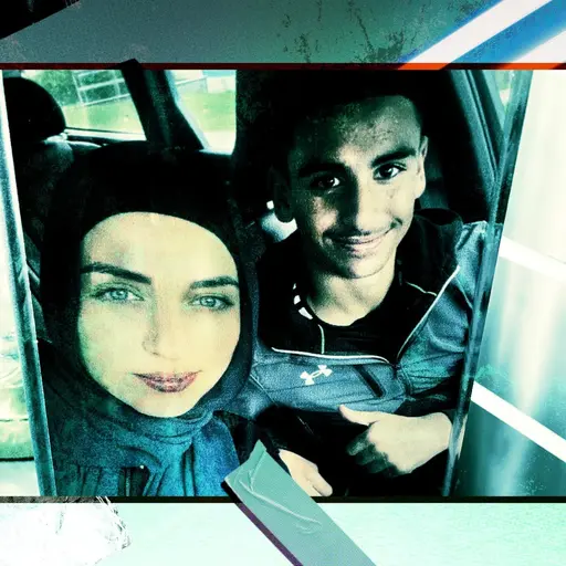 I förgrunden kvinna med slöja i halvfigur, snett bakom ung man i halvfigur, fotograferade i bil.