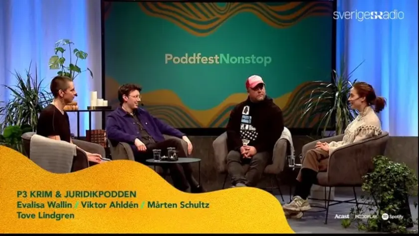 En bild på de medverkande i samtalet på Poddfest med P3 Krim och Juridikpodden