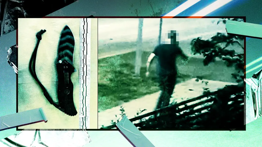 Till vänster kniv till höger i bild, övervakningsbild på ung man i svarta kläder, fotograferad bakifrån med mobiltelefon vid örat, gåendes utomhus vid staket. 