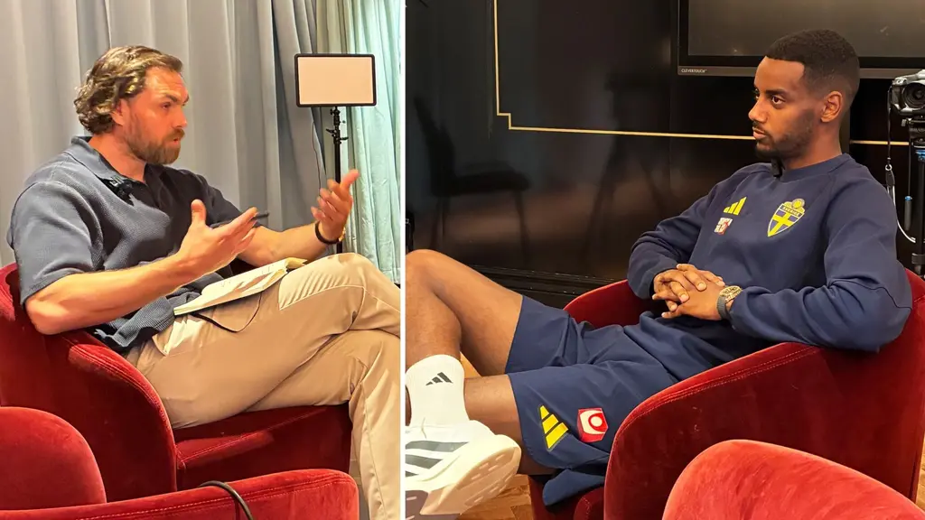 Johan Elmander möter Alexander Isak.