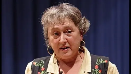 Lynn Margulis framför ett blått skynke