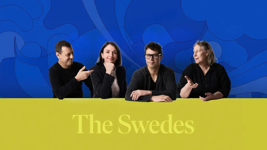 Tre panelister i The Swedes tillsammans med programledare Martin Wicklin