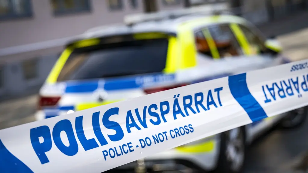 Polisbil och avspärrningsband.