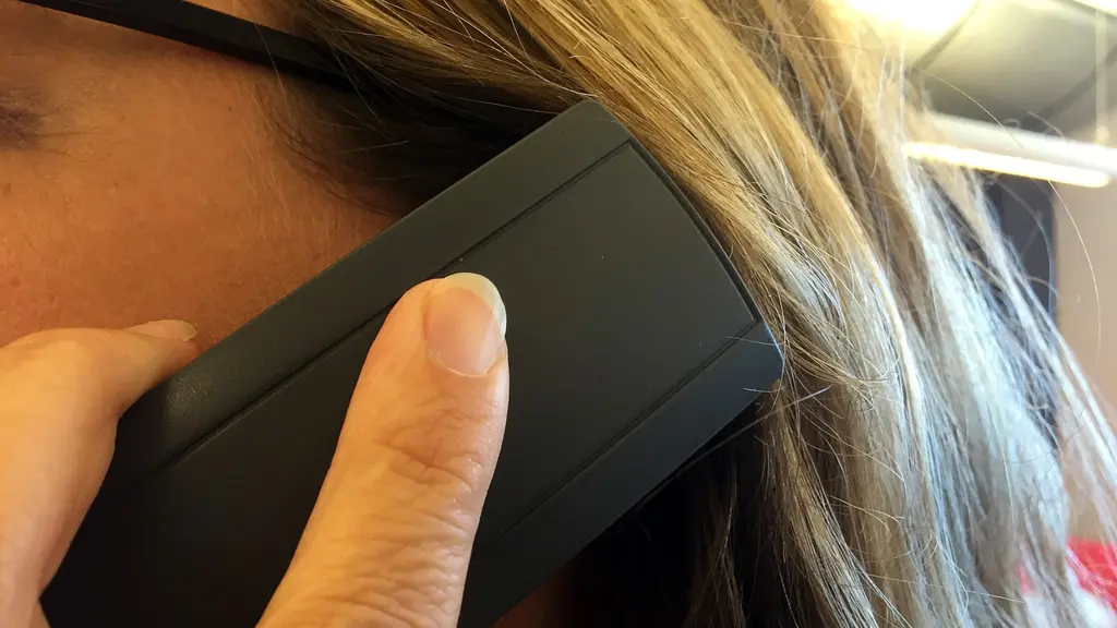 Kvinna som håller telefon (fast telefon) mot örat. 160831. Foto: Michael Ragnarsson/SR