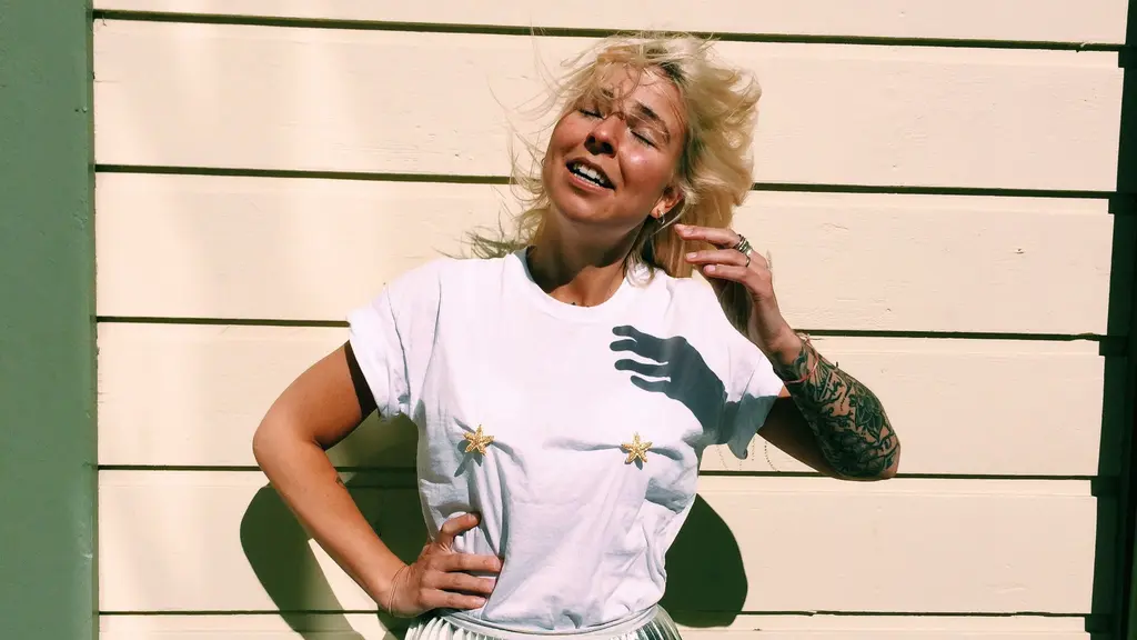 Blond flicka kisande mot solen