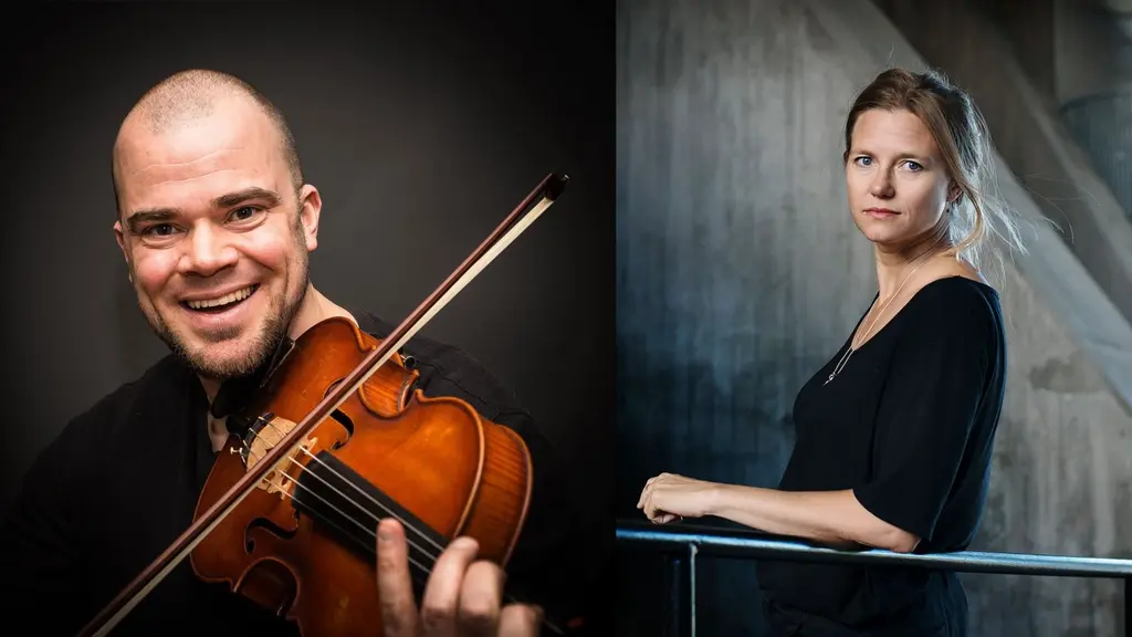 En leende man som spelar fiol och en blond kvinna