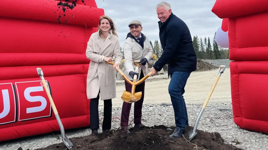 En kvinna och två män håller spade med tre handtag vid start för bygget av nytt köpcenter i Lillänge, Östersund.