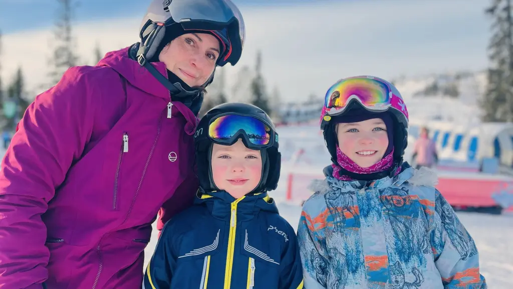 Familjen Kolster från Helsingfors firar sportlov i Vemdalen. Mamma Pia med barnen Adrian och Nicole. 